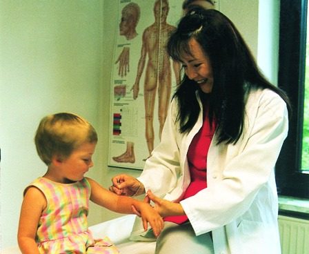 Frau Dr. med. Tang behandelt ein kleines Mädchen
