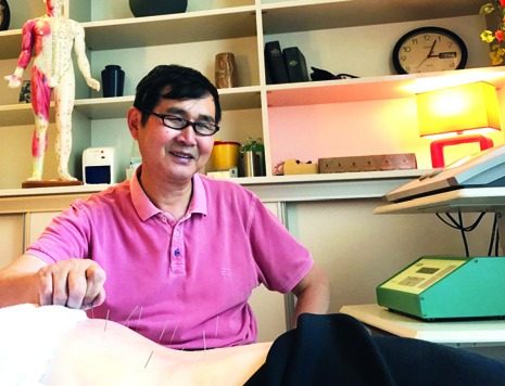 Qinping Wu im Sprechzimmer der Praxis